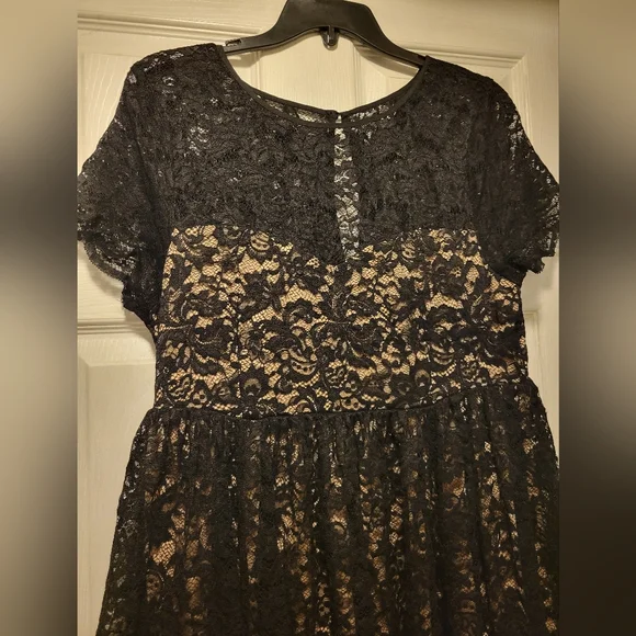 Lace short sleeve dress torrid size 0 black with gold underlay - Picture 5 of 7